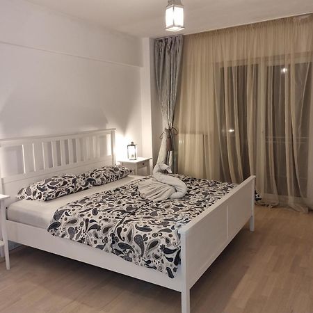 Park Residence 5, 2 Bedroom Apartment Bucarest Esterno foto