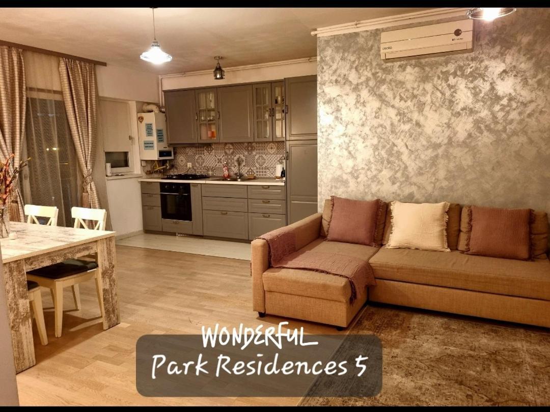 Park Residence 5, 2 Bedroom Apartment Bucarest Esterno foto